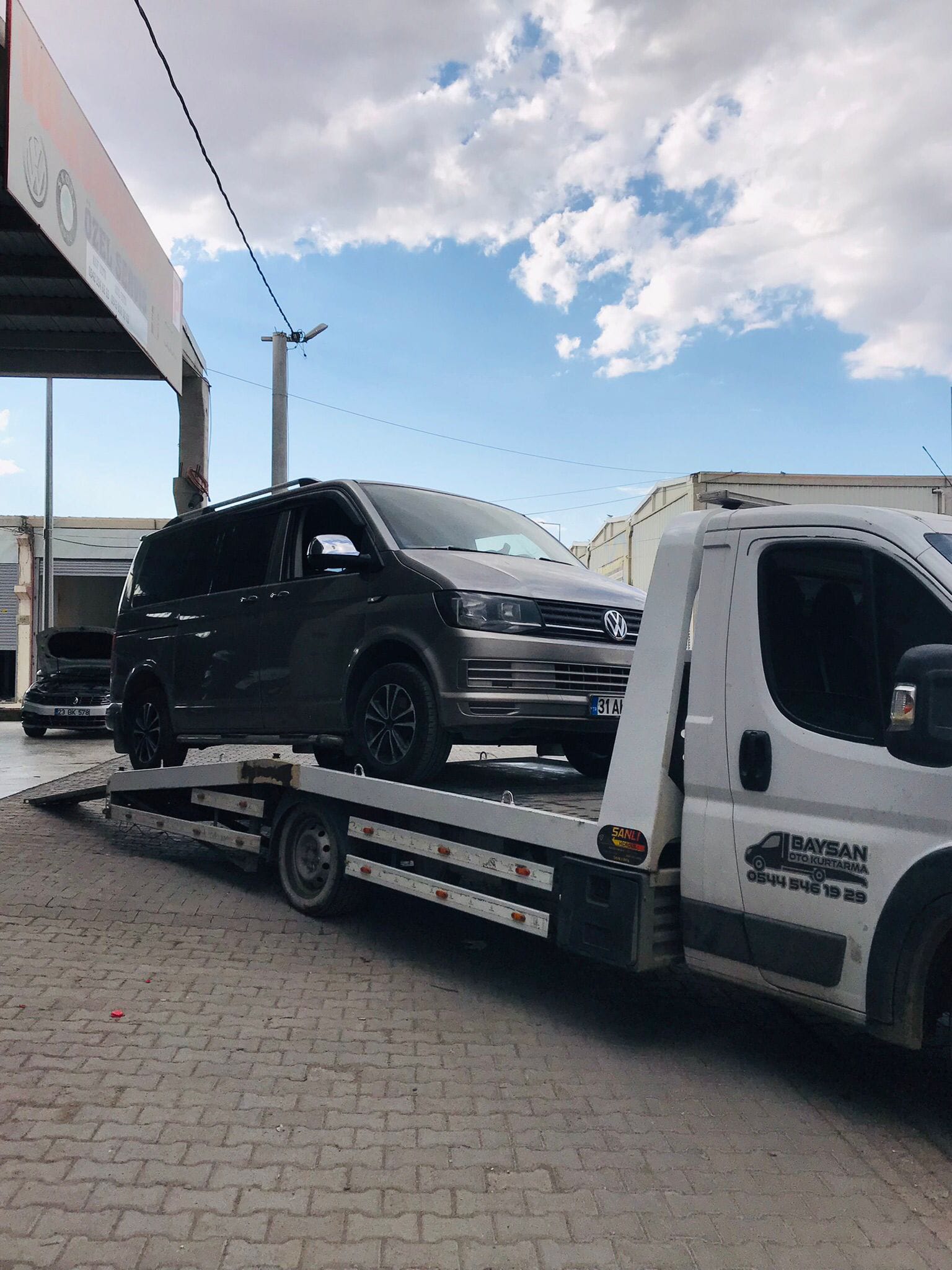 Platform çekicide minibüs taşıma